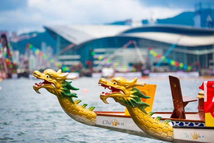 Von Drachen, die durch Tore fliegen und übers Wasser gleiten/ Architektur, Kultur oder Sport - die Fabelwesen sind in Hongkong fast überall anzutreffen