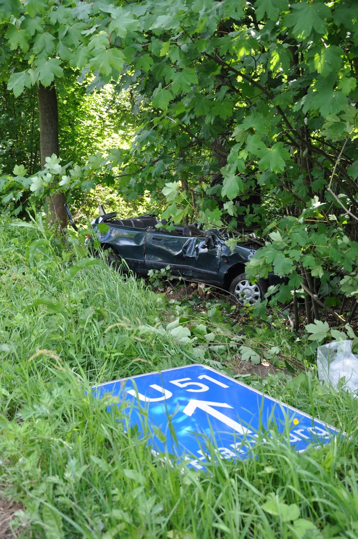 POL-WL: Flucht vor Polizei endet im Straßengraben