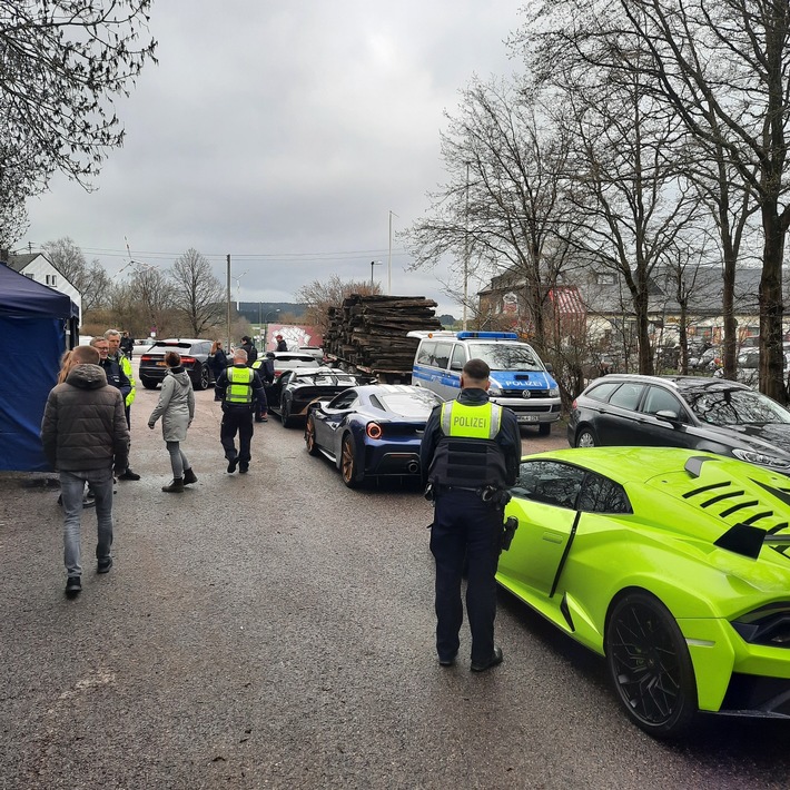 POL-EU: Euskirchener Polizei nutzte den "Car Friday" zum förderlichen Dialog mit Technik- und Fahrzeugbegeisterten, zeigte aber auch einigen die "Gelbe" Karte