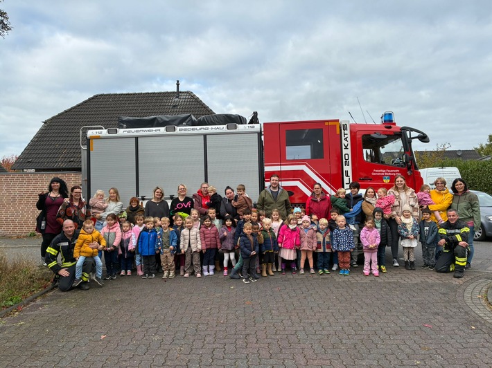 FW-KLE: Vorbeugender Brandschutz im Fokus: Freiwillige Feuerwehr Bedburg-Hau übt Evakuierung in Kita "Lebensbaum"
