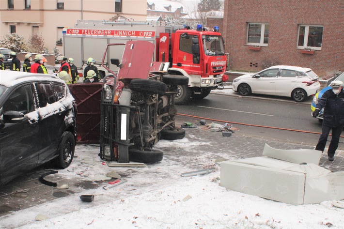 POL-DN: Fahrer aus Auto befreit - hoher Sachschaden