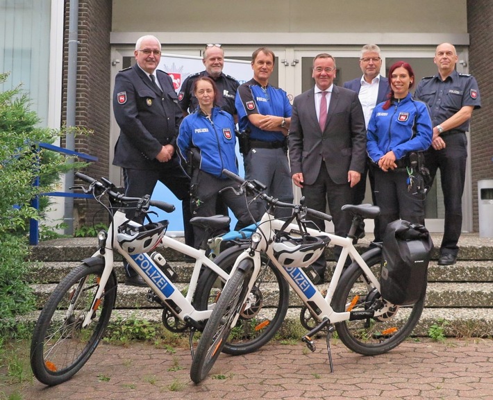 POL-BS: &quot;Blech trennt!&quot; - Innenminister Boris Pistorius lobt die Fahrradstaffel der Polizei Braunschweig