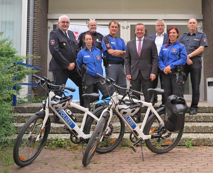 POL-BS: "Blech trennt!" - Innenminister Boris Pistorius lobt die Fahrradstaffel der Polizei Braunschweig