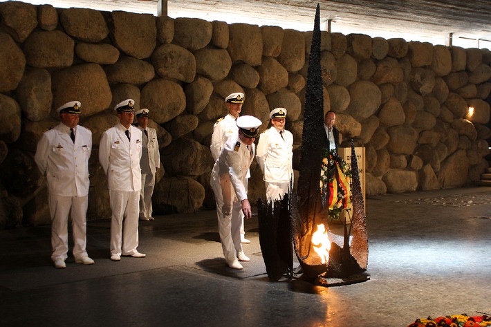 Marine - Pressemitteilung: Deutsche Marine besucht Israel - Gedenken an die Holocaust-Opfer
