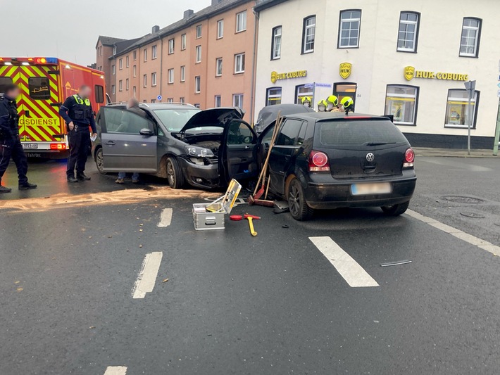 POL-AC: Verkehrsunfall mit zwei Verletzten - Autofahrer fährt in Gegenverkehr