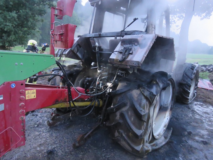 POL-HM: Brand eines Ackerschleppers/Feuerwehr verhindert Schlimmeres
