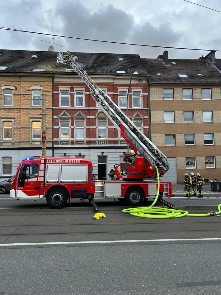 FW-E: Küchenbrand in einer Dachgeschosswohnung - zwei verletzte Personen