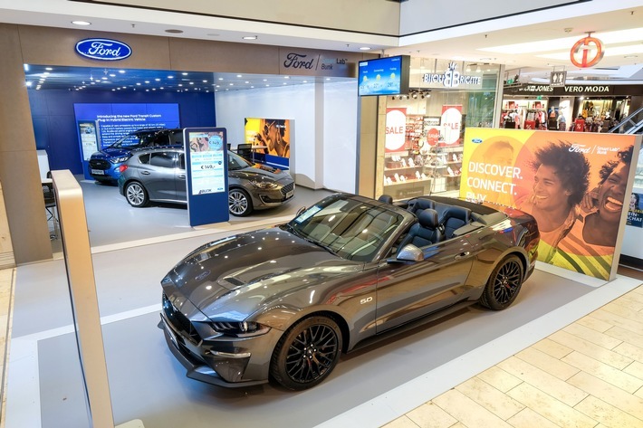 In Zusammenarbeit mit dem Autohaus Bunk werden in der Europa-Galerie in Saarbrücken neue Möglichkeiten zum Kauf von Autos getestet / Das Ford Smart Lab in der Europa-Galerie in Saarbrücken / Foto: © Ford / Weiterer Text über ots und www.presseportal.de/nr/6955 / Die Verwendung dieses Bildes ist für redaktionelle Zwecke honorarfrei. Veröffentlichung bitte unter Quellenangabe: "obs/Ford-Werke GmbH; FRIEDRICH STARK"