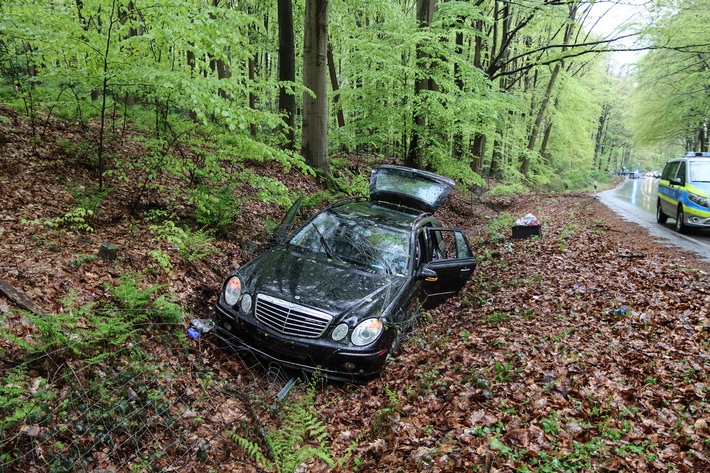 POL-BO: Auto durchbricht Zaun und gerät in Böschung, Fahrer (52) leicht verletzt