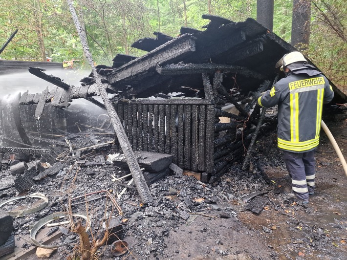 POL-HM: Brand einer Grillhütte in Osterwald