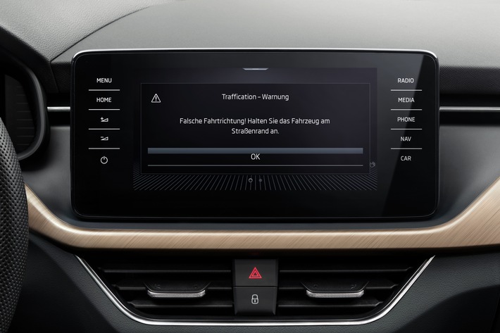 ŠKODA AUTO führt die Traffication Infotainment-App mit Verkehrswarnhinweisen in der Breite ein