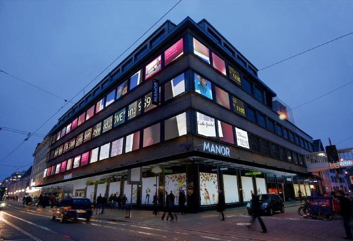 Times Square-Feeling in Basel - Manor Greifengasse mit aussergewöhnlicher Kunstinstallation und Pia MYrvoLD