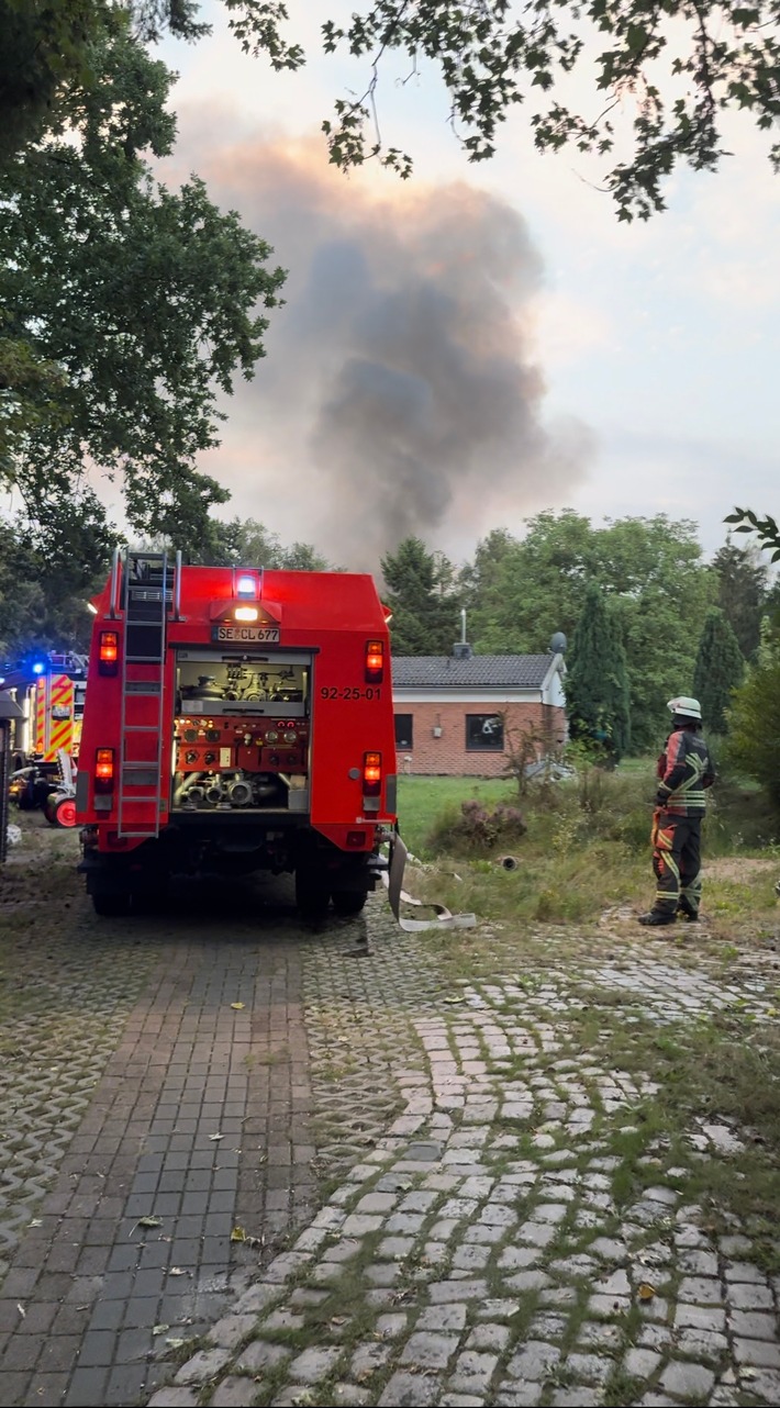 FW Norderstedt: Brand einer Waldhütte zwischen Syltkuhlen und Oadby-and-Wigston-Straße