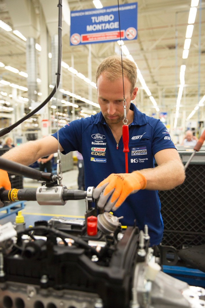 27-millionster Motor läuft im Ford-Werk in Köln vom Band: Ford GT-Rennfahrer Stefan Mücke baut zum Jubiläum mit