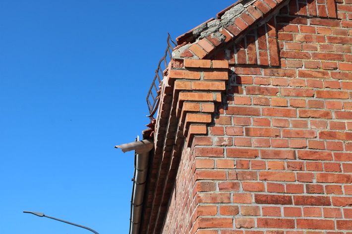 POL-MI: Lkw beschädigt Dach: Zeugen nach Unfallflucht gesucht