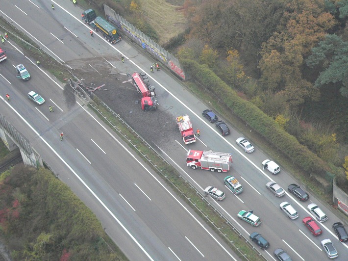 POL-D: Drei Verletzte nach Verkehrsunfall auf der A42 - Lkw durchbricht Mittelschutzplanke - Vollsperrung - Lange Staus auf beiden Richtungsfahrbahnen - 250.000 Euro Sachschaden