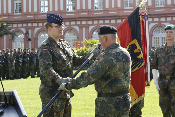 Feierlicher Appell: Kommandoübergabe des Landeskommandos Hessen an Brigadegeneral Bernd Stöckmann