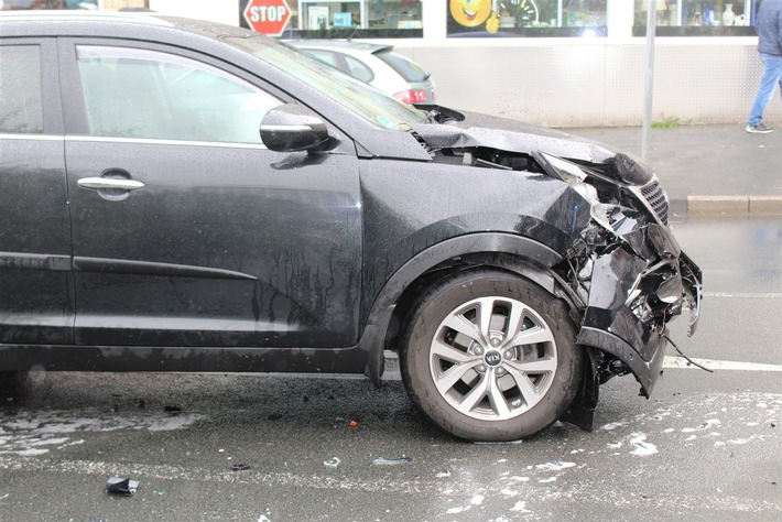POL-HA: 25-jährige Autofahrerin bei Unfall in Altenhagen leicht verletzt