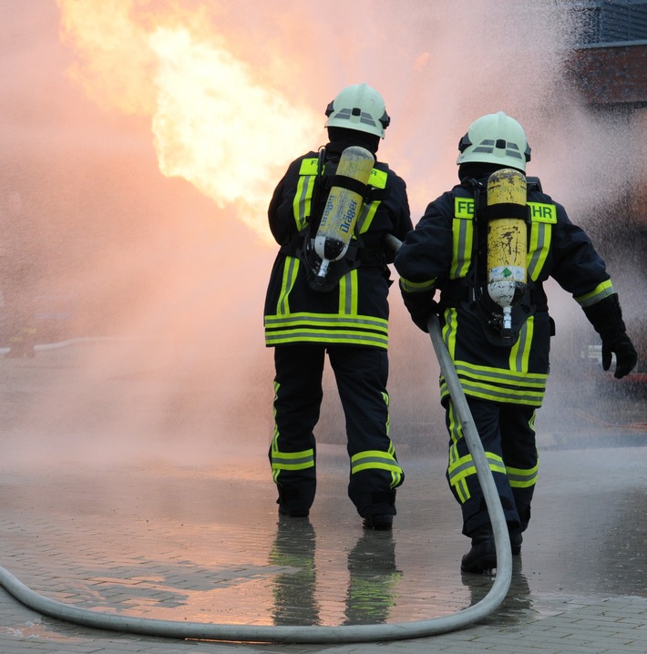 FW-Dorsten: Holzkonstruktion und Kaminholz durch Feuer zerstört