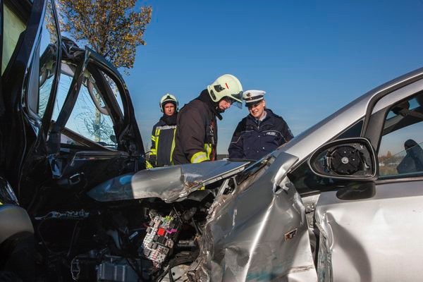 POL-REK: Drei Verletzte nach Verkehrsunfall - Bergheim