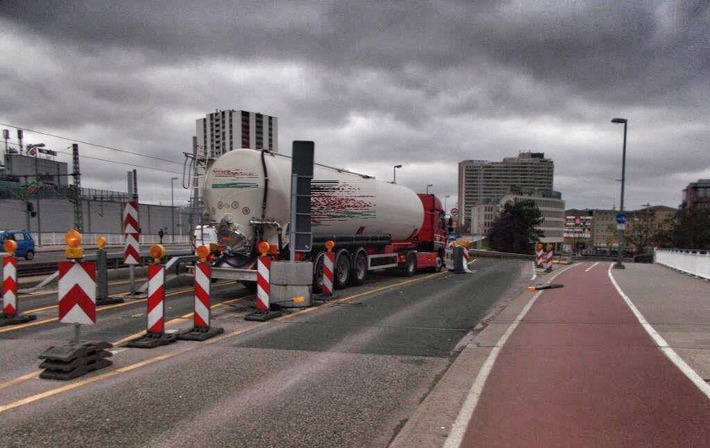 POL-PPRP: Lkw festgefahren