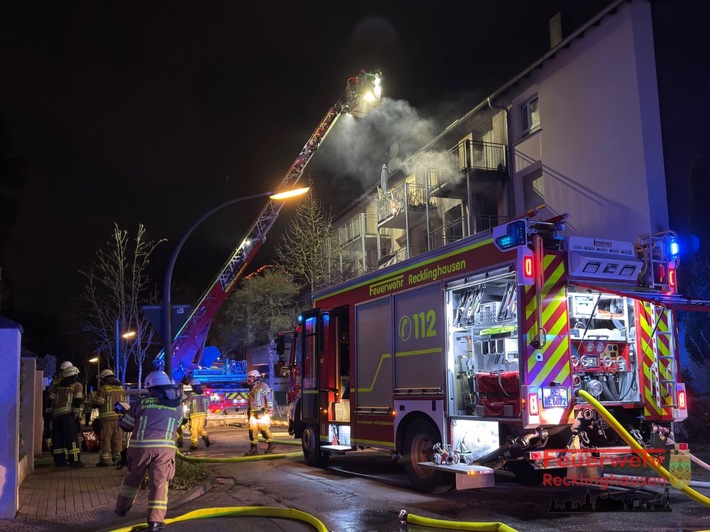 FW-RE: Wohnungsbrand in voller Ausdehnung - zwei schwer verletzte Personen, zwei leicht verletzte Personen