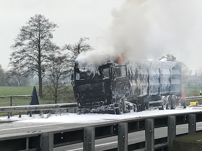 POL-ROW: ++ Hansalinie A1 - LKW mit Metallschrott in Vollbrand ++