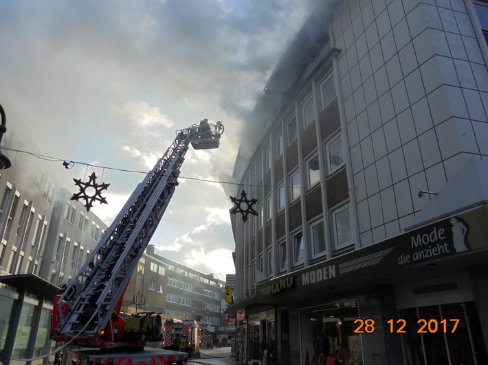 FW-BOT: Brand auf dem Balkon auf der Hochstraße