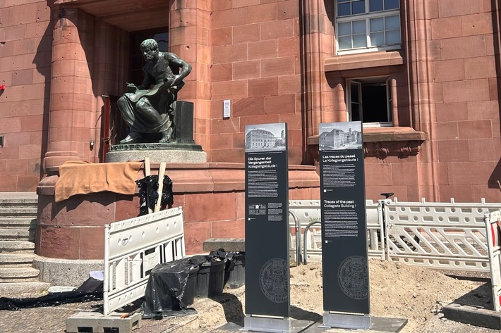 Informationstafeln erläutern historische Spuren und Inschriften am Kollegiengebäude I