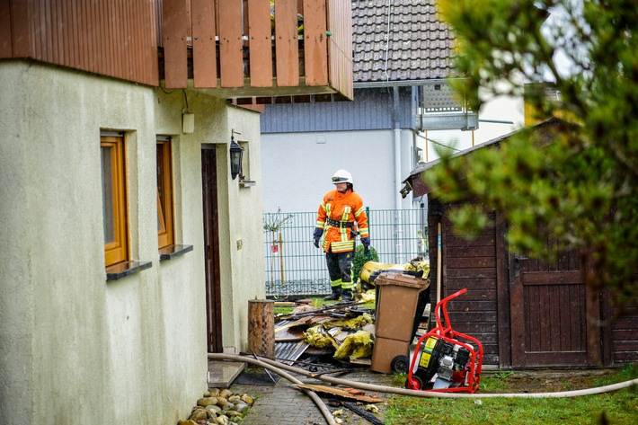 KFV-CW: Offener Dachstuhlbrand in Wohnhaus im Neuweiler Ortsteil Zwerenberg. Keine Verletzten Personen.