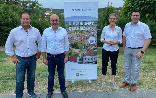 Großes Interesse: GP JOULE, Bürgermeister Tobias Steinwinter und die Renergiewerke Zöschingen informieren über das neue Nahwärmenetz