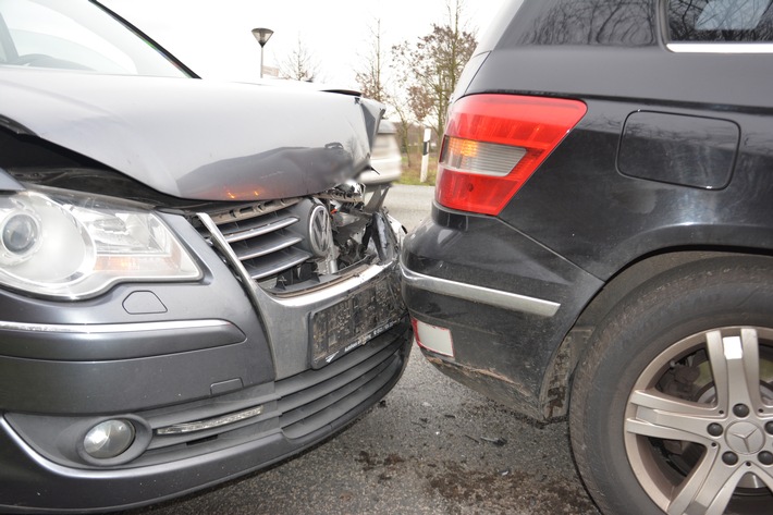 POL-HF: Verkehrsunfall - VW fährt auf Mercedes auf