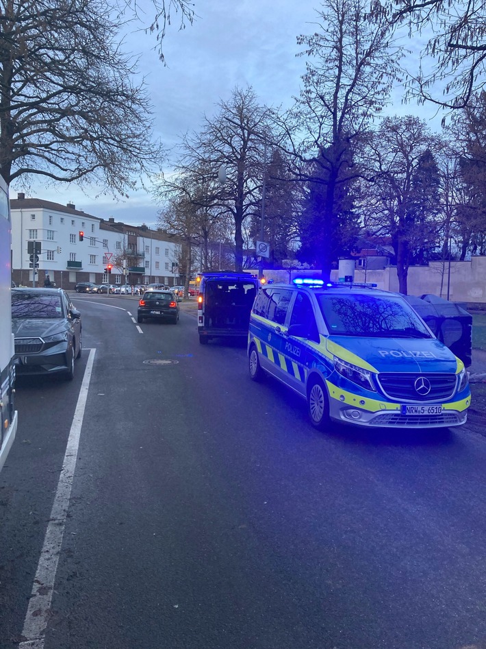POL-AC: Zeugen nach Verkehrsunfall in der Limburger Straße gesucht