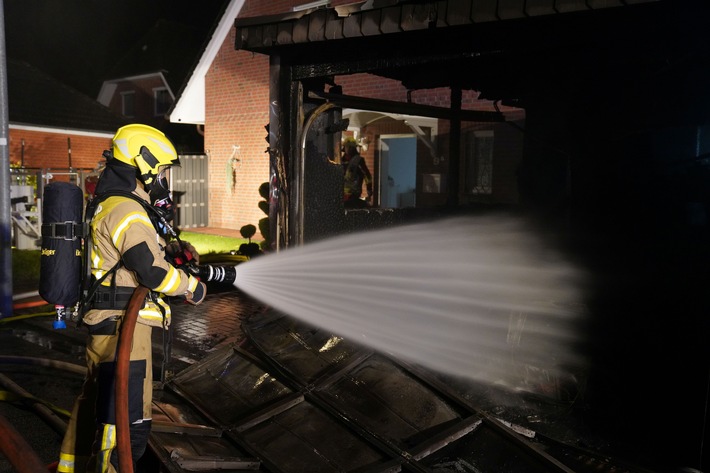 FW-SE: Feuer greift auf Doppelhaushälfte über - acht Personen betroffen