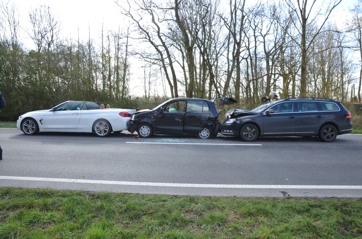 POL-WHV: Verkehrsunfall zwischen drei beteiligten Fahrzeugen in Wilhelmshaven (FOTO) - zwei leicht verletzte Fahrzeugführerinnen