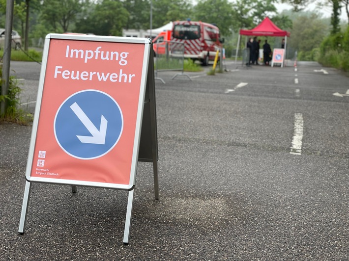 FW-GL: Mobile Impfteams der Feuerwehr Bergisch Gladbach bieten Impfungen an Bergisch Gladbacher Schulen an