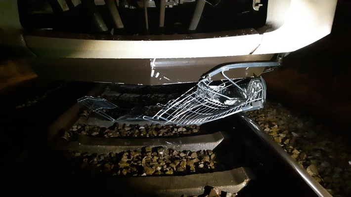 BPOLI MD: Bisher unbekannte Täter werfen Einkaufswagen von Brücke ins Gleis - Zug kollidiert damit