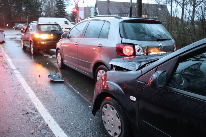 POL-HF: Insasse bei Unfall verletzt- Wartende Fahrzeuge übersehen