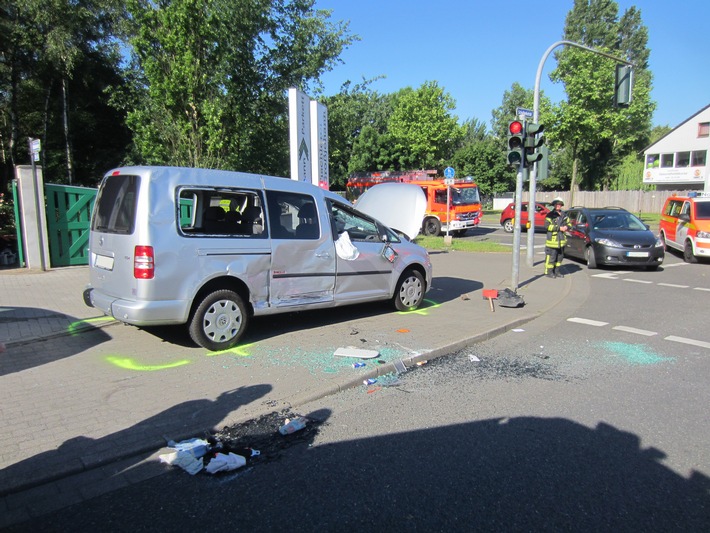 FW-MH: Verkehrsunfall Mannesmannallee Ecke Schultenhofstraße - zwei verletzte Personen