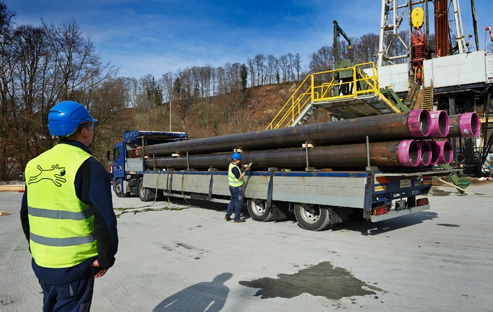 Debrunner Acifer liefert 17&#039;710 m Stahlrohre für Geothermie / Erfolgreiche Anlieferung der Stahlrohre (BILD)