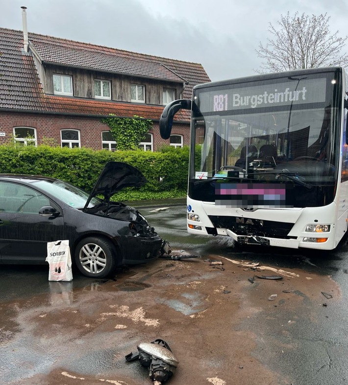 POL-COE: Rosendahl, Darfeld, Osterwicker Straße/ Auto und Linienbus kollidieren