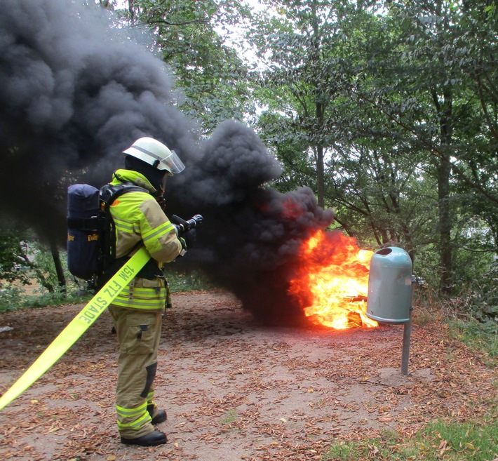 POL-STD: Brandstiftungen in Buxtehude und Stade - Polizei sucht Zeugen