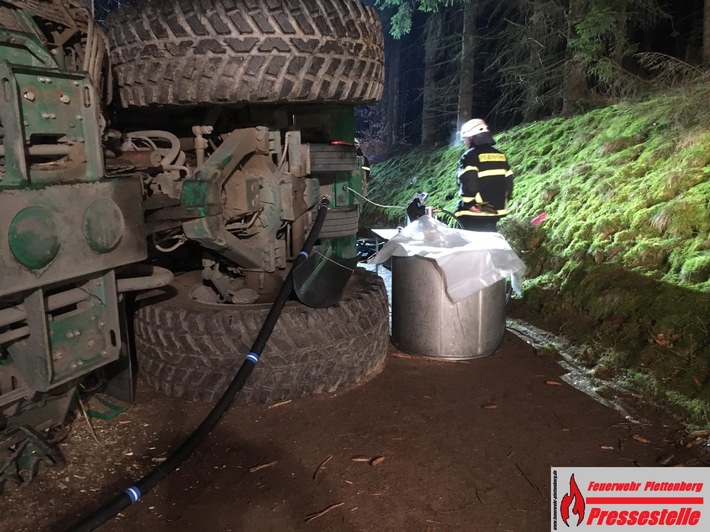 FW-PL: OT-Stadtmitte. Umgekippte Forstmaschine sorgt für stundenlangen Feuerwehreinsatz