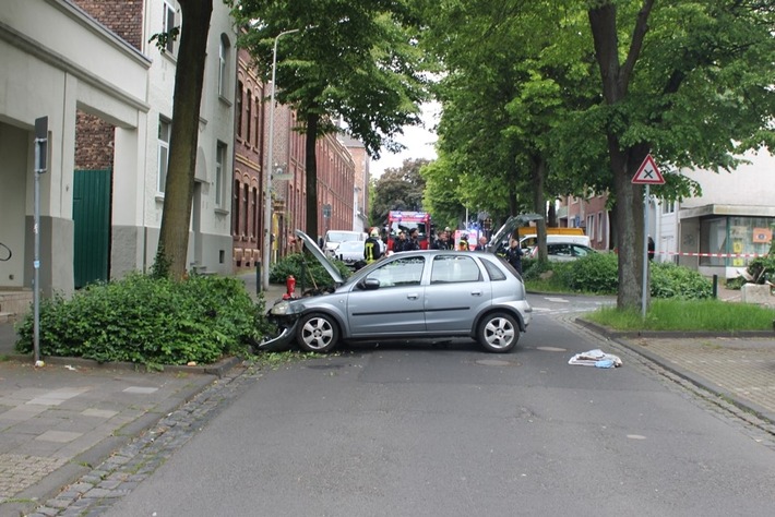 POL-DN: Irrfahrt endet an Baum: Zwei Leichtverletzte bei Verkehrsunfall