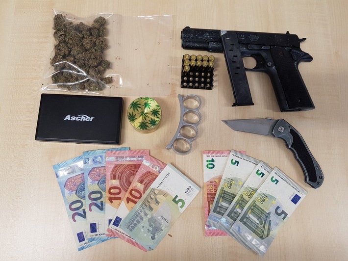 POL-WHV: 17-jähriger des Drogenhandels verdächtigt- Durchsuchung führt zu Drogen-und Waffenfund