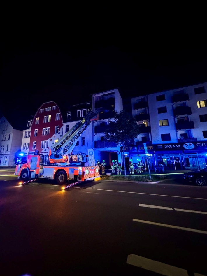 FW Hannover: Küchenbrand: Feuerwehr rettet Person aus brennender Wohnung