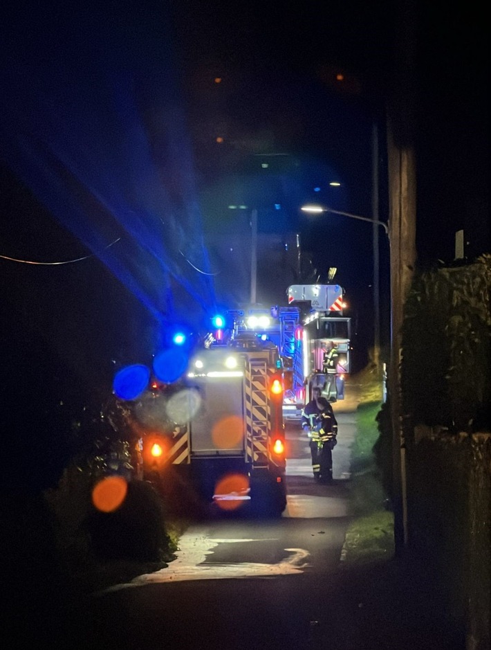 FW Witten: Brand am Gebäude in Witten Rüdinghausen