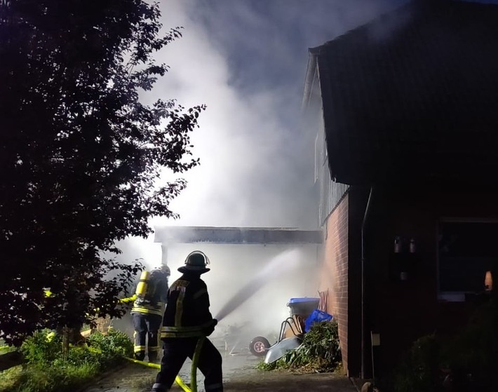 POL-STD: Motoroller, Carport und Einfamilienhaus bei Feuer in Deinste beschädigt, Einbrecher entwenden zwei Autos aus Düdenbütteler Autohaus, Einbrecher in Fredenbeck durch Bewohnerin verscheucht