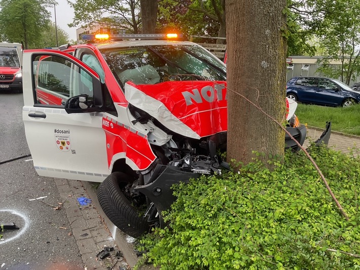 FW-DO: Verkehrsunfall mit Notarzteinsatzfahrzeug