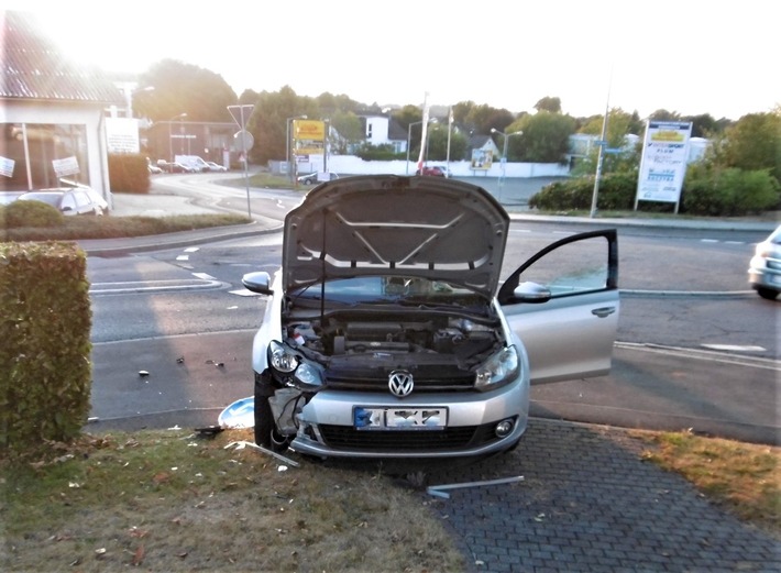 POL-AC: Nach medizinischem Notfall - Autofahrer an Kreisverkehr verunglückt
